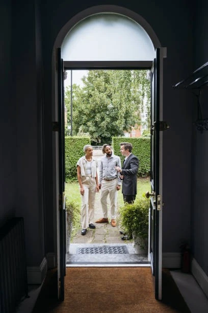 Des personnes discutant de manière professionnelle